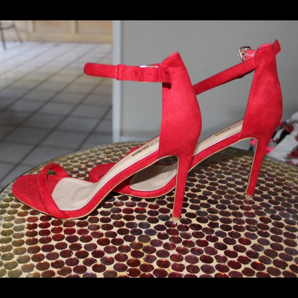 🙌🏽Red strappy heels🙌🏽